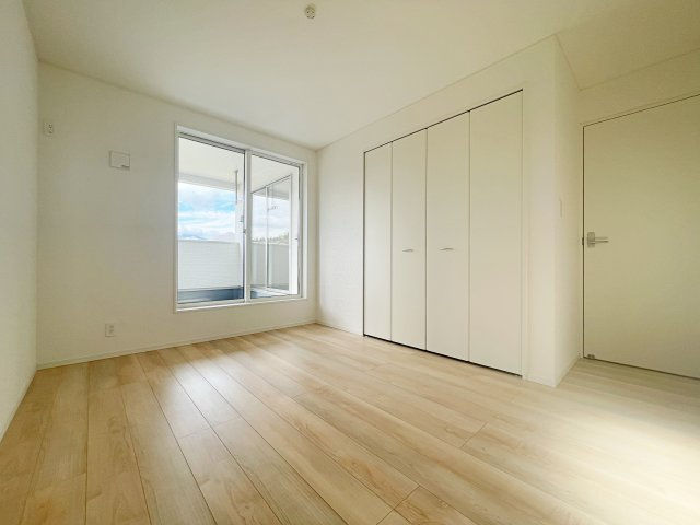 新築戸建・建売　福島市松川町木曽内裡　CRADLE GARDEN　全4棟の洋室|2面採光で明るい洋室です！ホワイト基調の爽やか空間からインナーバルコニーにも出られます♪