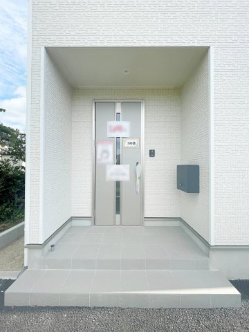 新築戸建・建売　福島市松川町木曽内裡　CRADLE GARDEN　全4棟の玄関|奥行きがあるので雨が降っても開閉に心配ありません！