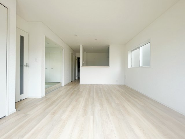 新築戸建・建売　福島市松川町木曽内裡　CRADLE GARDEN　全4棟の居間・リビング|白を基調とした内装は空間を広く見せナチュラルで洗練された印象を与えます♪