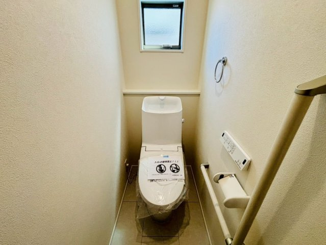 ダイマルタウン　安八郡神戸町神戸第8　全３区画分譲のトイレ|新素材「アクアセラミック」は、便器洗浄やお掃除をするたび汚物を浮かせて洗い流すのでお掃除楽々です。