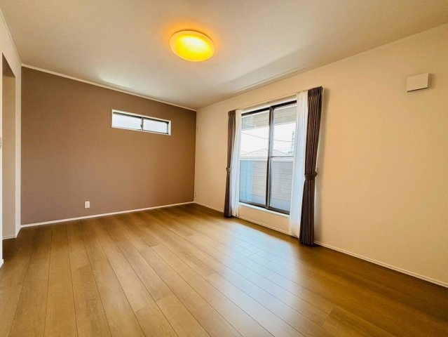 ダイマルタウン　安八郡神戸町神戸第8　全３区画分譲の寝室|全居室に大型収納を設置。高性能な断熱材で丸ごと覆った高気密・高断熱の家で、夏も冬も快適に過ごせます。