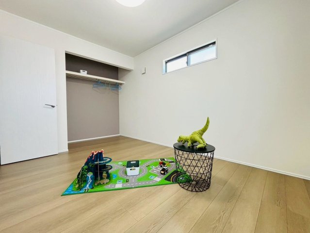ダイマルタウン　安八郡神戸町神戸第8　全３区画分譲の洋室|全居室に大型収納を設置。窓ガラスは断熱性能や結露防止効果の高いLOW-E複層ガラスを採用しています。