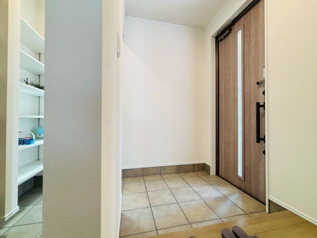 ダイマルタウン　安八郡神戸町神戸第8　全３区画分譲の玄関|シューズ収納付きで玄関周りもすっきり！玄関ドアからの光が玄関ホールを明るくしてくれます。