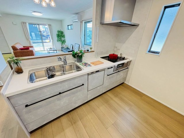 ダイマルタウン　安八郡神戸町神戸第8　全３区画分譲のキッチン|家事の時間短縮・節水にもなる食器洗い乾燥機付き。浄水器付き水栓で、いつでもきれいな水が使えます。