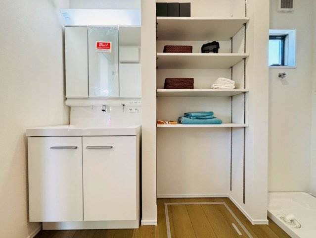 ダイマルタウン　安八郡神戸町神戸第8　全３区画分譲の独立洗面台|収納力と機能性に優れた、お手入れラクラク三面鏡洗面化粧台です。朝の身支度もスムーズにできます。