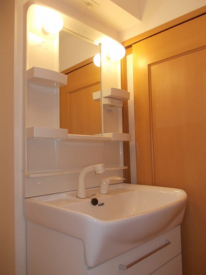 【洗面所】 | カレントヴィラＣ | スペースが確保できる洗面所です