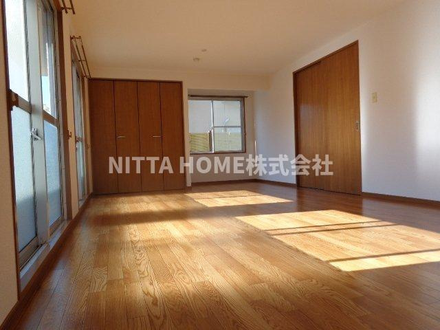 東野マンションの居間・リビング|広々１６．５帖のリビングルームでレイアウトを楽しめます◇