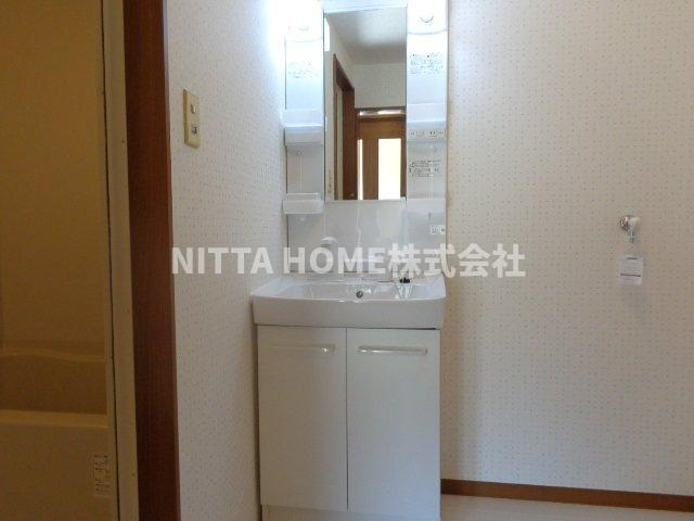 東野マンションの洗面所|独立洗面台がついています◇