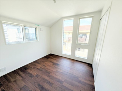 【洋室】 | 【仲介手数料３００万円が無料！！】■プレミアムデザインハウス■車庫２台■ウルトラマン商店街近く | 【諸費用３００万円ＯＦＦキャンペーン！！）
■２階ＬＤＫは豪快な吹抜け天井で開放感が抜群！
■プレミアム仕様デザインハウス
■４ＬＤＫ＋ロフト＋２台車庫
■高断熱仕様
■省エネ性能ラベル
■内覧可