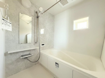 【浴室】 | 【仲介手数料３００万円が無料！！】■プレミアムデザインハウス■車庫２台■ウルトラマン商店街近く | 【諸費用３００万円ＯＦＦキャンペーン！！）
■２階ＬＤＫは豪快な吹抜け天井で開放感が抜群！
■プレミアム仕様デザインハウス
■４ＬＤＫ＋ロフト＋２台車庫
■高断熱仕様
■省エネ性能ラベル
■内覧可