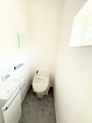 【トイレ】 | 【仲介手数料３００万円が無料！！】■プレミアムデザインハウス■車庫２台■ウルトラマン商店街近く | 【諸費用３００万円ＯＦＦキャンペーン！！）
■２階ＬＤＫは豪快な吹抜け天井で開放感が抜群！
■プレミアム仕様デザインハウス
■４ＬＤＫ＋ロフト＋２台車庫
■高断熱仕様
■省エネ性能ラベル
■内覧可