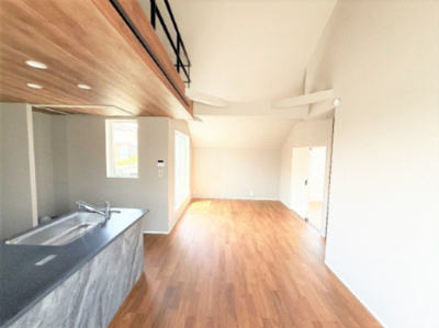 【キッチン】 | 【仲介手数料３００万円が無料！！】■プレミアムデザインハウス■車庫２台■ウルトラマン商店街近く | 【諸費用３００万円ＯＦＦキャンペーン！！）
■２階ＬＤＫは豪快な吹抜け天井で開放感が抜群！
■プレミアム仕様デザインハウス
■４ＬＤＫ＋ロフト＋２台車庫
■高断熱仕様
■省エネ性能ラベル
■内覧可