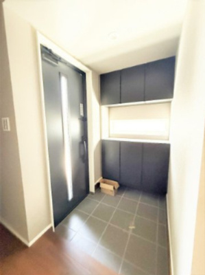 【玄関】 | 【仲介手数料３００万円が無料！！】■プレミアムデザインハウス■車庫２台■ウルトラマン商店街近く | 【諸費用３００万円ＯＦＦキャンペーン！！）
■２階ＬＤＫは豪快な吹抜け天井で開放感が抜群！
■プレミアム仕様デザインハウス
■４ＬＤＫ＋ロフト＋２台車庫
■高断熱仕様
■省エネ性能ラベル
■内覧可