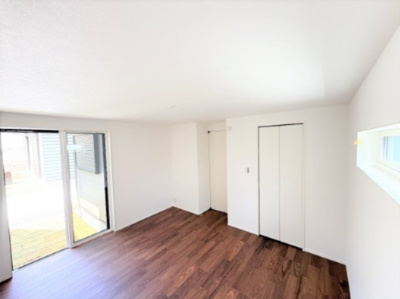 【洋室】 | 【仲介手数料３００万円が無料！！】■プレミアムデザインハウス■車庫２台■ウルトラマン商店街近く | 【諸費用３００万円ＯＦＦキャンペーン！！）
■２階ＬＤＫは豪快な吹抜け天井で開放感が抜群！
■プレミアム仕様デザインハウス
■４ＬＤＫ＋ロフト＋２台車庫
■高断熱仕様
■省エネ性能ラベル
■内覧可