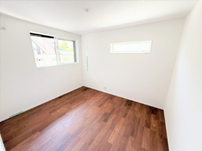 【洋室】 | 【仲介手数料３００万円が無料！！】■プレミアムデザインハウス■車庫２台■ウルトラマン商店街近く | 【諸費用３００万円ＯＦＦキャンペーン！！）
■２階ＬＤＫは豪快な吹抜け天井で開放感が抜群！
■プレミアム仕様デザインハウス
■４ＬＤＫ＋ロフト＋２台車庫
■高断熱仕様
■省エネ性能ラベル
■内覧可