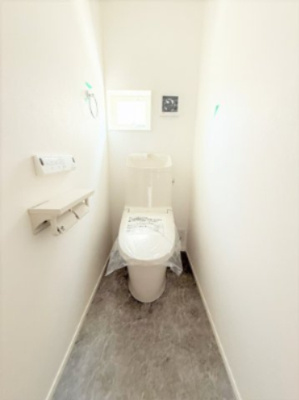 【トイレ】 | 【仲介手数料３００万円が無料！！】■プレミアムデザインハウス■車庫２台■ウルトラマン商店街近く | 【諸費用３００万円ＯＦＦキャンペーン！！）
■２階ＬＤＫは豪快な吹抜け天井で開放感が抜群！
■プレミアム仕様デザインハウス
■４ＬＤＫ＋ロフト＋２台車庫
■高断熱仕様
■省エネ性能ラベル
■内覧可