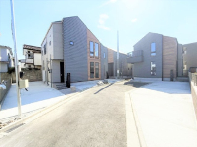 【外観】 | 【仲介手数料３００万円が無料！！】■プレミアムデザインハウス■車庫２台■ウルトラマン商店街近く | 【諸費用３００万円ＯＦＦキャンペーン！！）
■２階ＬＤＫは豪快な吹抜け天井で開放感が抜群！
■プレミアム仕様デザインハウス
■４ＬＤＫ＋ロフト＋２台車庫
■高断熱仕様
■省エネ性能ラベル
■内覧可