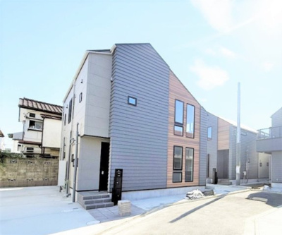 【外観】 | 【仲介手数料３００万円が無料！！】■プレミアムデザインハウス■車庫２台■ウルトラマン商店街近く | 【お得な諸費用サービスキャンペーン中！！】
■詳細は「物件概要」の「諸費用」欄をご確認下さい！！
■２階ＬＤＫは豪快な吹抜け天井で開放感が抜群です！
■プレミアムデザインハウス
■省エネ性能ラベル