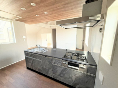 【キッチン】 | 【仲介手数料３００万円が無料！！】■プレミアムデザインハウス■車庫２台■ウルトラマン商店街近く | 【諸費用３００万円ＯＦＦキャンペーン！！）
■２階ＬＤＫは豪快な吹抜け天井で開放感が抜群！
■プレミアム仕様デザインハウス
■４ＬＤＫ＋ロフト＋２台車庫
■高断熱仕様
■省エネ性能ラベル
■内覧可