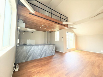 【キッチン】 | 【仲介手数料３００万円が無料！！】■プレミアムデザインハウス■車庫２台■ウルトラマン商店街近く | 【諸費用３００万円ＯＦＦキャンペーン！！）
■２階ＬＤＫは豪快な吹抜け天井で開放感が抜群！
■プレミアム仕様デザインハウス
■４ＬＤＫ＋ロフト＋２台車庫
■高断熱仕様
■省エネ性能ラベル
■内覧可