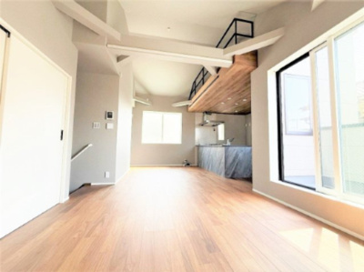 【居間・リビング】 | 【仲介手数料３００万円が無料！！】■プレミアムデザインハウス■車庫２台■ウルトラマン商店街近く | 【諸費用３００万円ＯＦＦキャンペーン！！）
■２階ＬＤＫは豪快な吹抜け天井で開放感が抜群！
■プレミアム仕様デザインハウス
■４ＬＤＫ＋ロフト＋２台車庫
■高断熱仕様
■省エネ性能ラベル
■内覧可