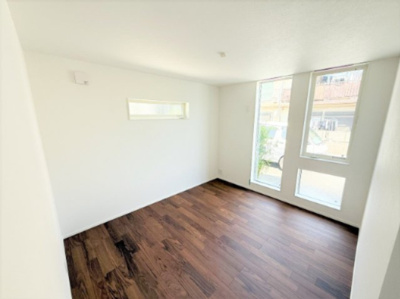 【洋室】 | 【仲介手数料３００万円が無料！！】■プレミアムデザインハウス■車庫２台■ウルトラマン商店街近く | 【諸費用３００万円ＯＦＦキャンペーン！！）
■２階ＬＤＫは豪快な吹抜け天井で開放感が抜群！
■プレミアム仕様デザインハウス
■４ＬＤＫ＋ロフト＋２台車庫
■高断熱仕様
■省エネ性能ラベル
■内覧可