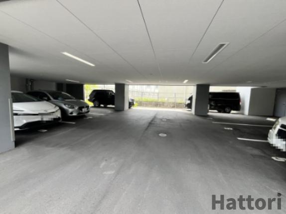 ライブガーデン江坂Ⅸの駐車場