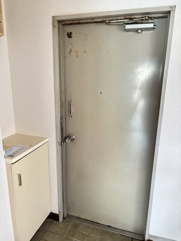 トウキ狛江ハイツの玄関