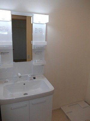【洗面所】 | プリムローズ桜Ⅱ | ゆったりとスペースのある洗面所
