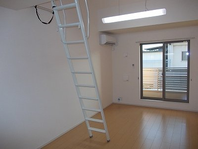 【居間・リビング】 | プリムローズ桜Ⅱ | こちらのリビングで趣味の時間をお楽しみください