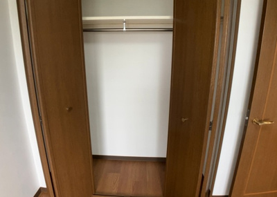 【収納】 | クリオさがみ野六番館 | デザイン性を重視しすぎて収納が少なかった！なんてことにならないため、事前に現地で収納の数を確認しておくことをお勧めします。クローゼット以外にも床下収納や屋根裏収納、パントリーなどもチェックしましょう。