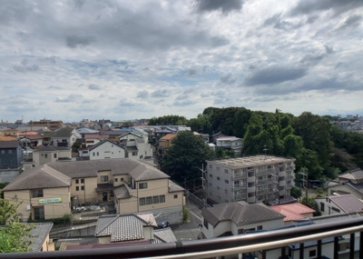 【展望】 | クリオさがみ野六番館 | 眺望の良さを楽しめるダイニングキッチンで家族団らんの時間を過ごしてはいかがでしょうか。バルコニーから見える景色を家族で眺める時間は、時間が経つのを忘れてしまいそうですね。是非、現地を見に行きましょう！