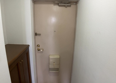 【玄関】 | クリオさがみ野六番館 | 玄関は家の顔でもあり、家族以外の目にも止まる場所です。玄関は外との間を仕切る扉、靴などをしまっておく収納スペース、靴脱ぎのたたきスペース、来客とのやり取りをするドアホンなど複数のアイテムからなります。