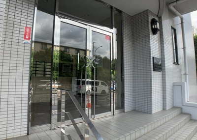 【エントランス】 | クリオさがみ野六番館 | マンションのエントランスには、もともと風よけや防犯の役割がありますが、マンションによって宅配ボックスなどの設備が備わっている所もあります。日々の生活をイメージしながら生活しやすさをチェックしましょう。