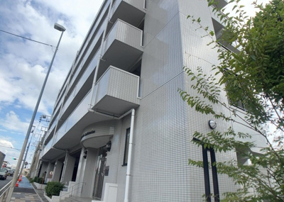 【現況写真】 | クリオさがみ野六番館 | 外観はマンション管理がされているかの目安になります。築年数が古いと、壁面は劣化してひび割れが生じることも！建物が古びていても細かいところが修繕されていると、きちんと管理されているなぁと感じるでしょう。