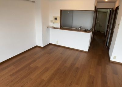 【キッチン】 | クリオさがみ野六番館 | L型アイランドタイプは、キッチンからダイニングにもリビングにも目が行き届くので、とても使いやすい配置です。L字型独立タイプは、キッチンを独立させてるためLDKというよりもLDといった様なイメージです。