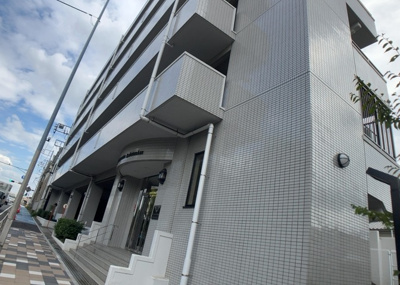 【構造・工法・仕様】 | クリオさがみ野六番館 | ＲＣ造、Reinforced Concreteは直訳すると補強されたコンクリートです。主に柱や梁・床・壁が鉄筋とコンクリートで構成おり、鉄筋を組んだ型枠にコンクリートを流し込んで固めたものを指します。