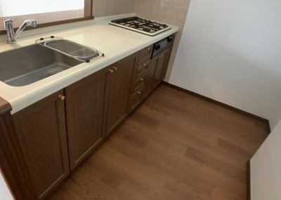 【キッチン】 | クリオさがみ野六番館 | 標準的なシステムキッチンの横幅は、165cm～300cm程度です。2100・2400・2550・2700などミリ単位で表記されます。普段どのように料理をするのかを想定しながら合ったサイズを選びましょう