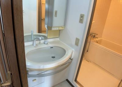 【独立洗面台】 | クリオさがみ野六番館 | 洗面化粧台では顔を洗ったり、身だしなみを整えることが本来の使い方ですが、用途によっては洗面化粧台に求められる機能が違ってくるため、ご自身や家族のライフスタイルに合ったものを選ぶことをおすすめ致します。