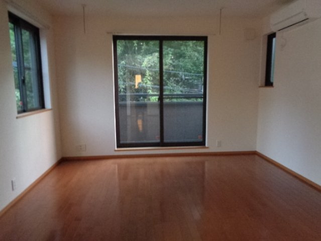 アステイオン　イオリの洋室|窓が多く風通しも良好の洋室８帖