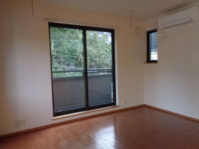 アステイオン　イオリの居間・リビング|窓が多く風通しも良好の洋室８帖