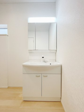 新築戸建・建売　福島市松川町木曽内裡　CRADLE GARDEN　全4棟の独立洗面台|三面鏡タイプの独立洗面台で、身だしなみチェックも収納力も◎洗面まわりもすっきり清潔に保てます！