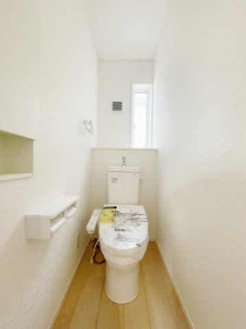 新築戸建・建売　福島市松川町木曽内裡　CRADLE GARDEN　全4棟のトイレ|小窓付きで自然光が入る明るくて爽やかなトイレ空間です！