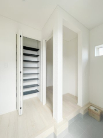 新築戸建・建売　福島市松川町木曽内裡　CRADLE GARDEN　全4棟の玄関|可動棚付きなので物の大きさによって高さを変えられるので便利！