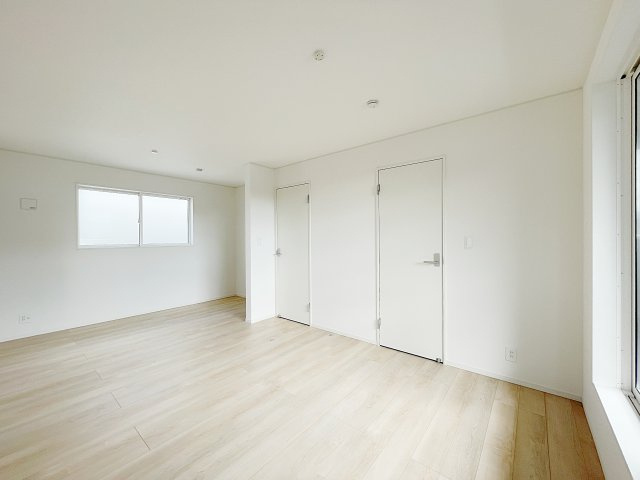 新築戸建・建売　福島市松川町木曽内裡　CRADLE GARDEN　全4棟の洋室|2面採光で明るい洋室です！ホワイト基調の爽やか空間からインナーバルコニーにも出られます♪