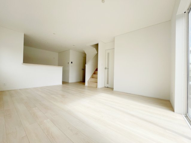 新築戸建・建売　福島市松川町木曽内裡　CRADLE GARDEN　全4棟の居間・リビング|白を基調とした内装は空間を広く見せナチュラルで洗練された印象を与えます♪