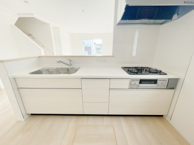 新築戸建・建売　福島市松川町木曽内裡　CRADLE GARDEN　全4棟のキッチン|火力たっぷりの３口ガスコンロ！おかずも同時進行で作れますね♪