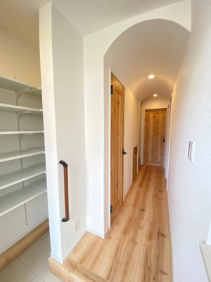 【その他】 | 建築条件付き土地/喜多見3区画 | 施工例：全ての柱を4寸角(12ｃｍ)を使っております。通常は通し柱として使う4寸柱を全ての柱に使う事で「骨太」な地震に強い住宅でございます。