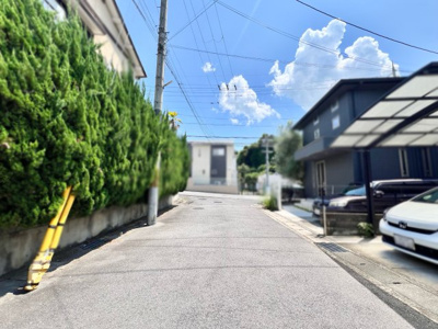 【前面道路含む現地写真】 | 宇治市木幡南山　中古戸建 | 〈こちらの物件〉に興味がある方はお気軽にお問い合わせ下さい！月々のお支払い希望額からお客様が購入可能な物件の価格をシミュレーション致します(*´▽｀*)
