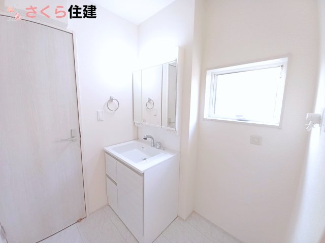 宇都宮瑞穂野第３ ２号棟の独立洗面台|三面鏡の洗面台は鏡裏の収納もあります